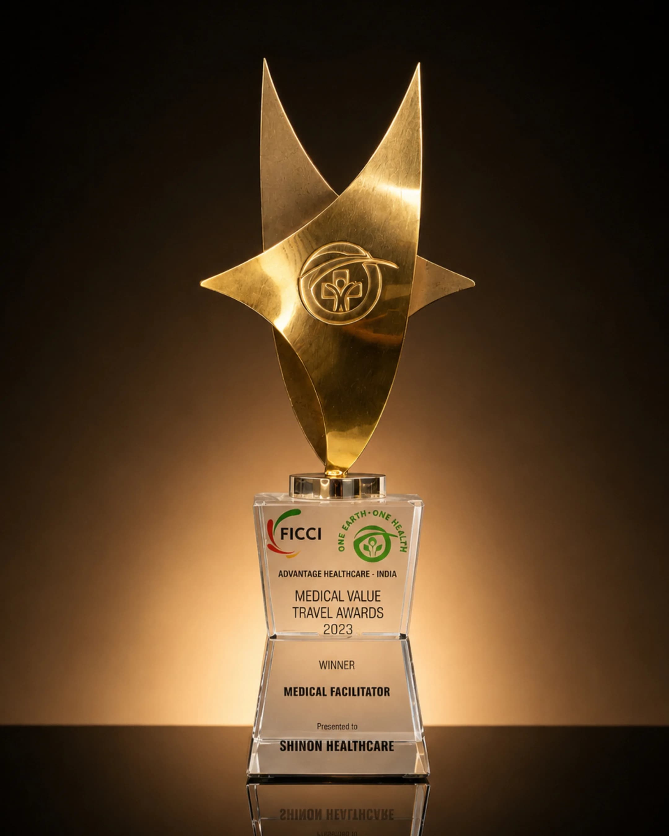 Advantage Healthcare-India Medical Facilitator Award 2023 crystal trophy